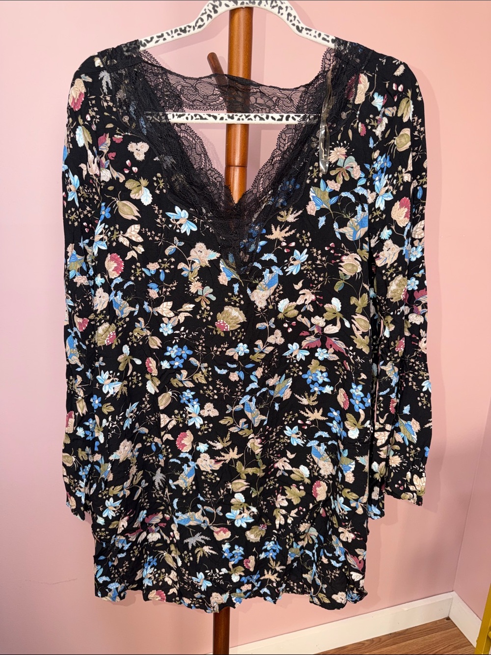 entro Black Floral Lace-Trim Chemise with Blue and Pink Blooms